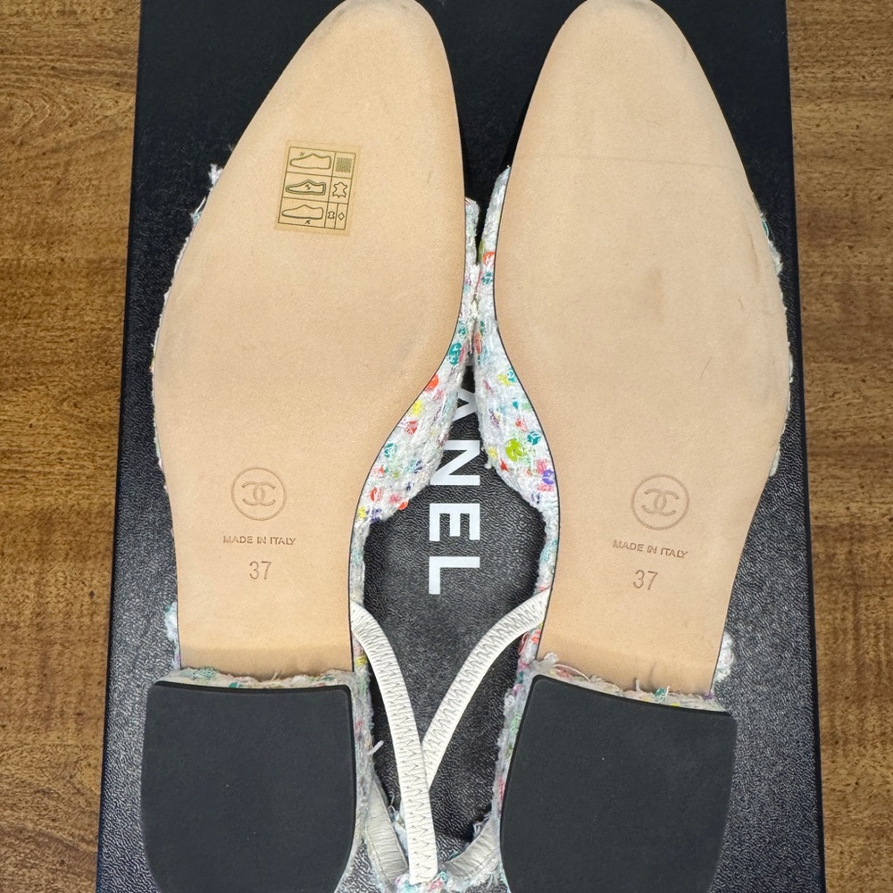 CHANEL Black Flats with Elegant Design - Picture 10 of 12